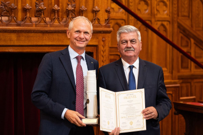 Visszaállítani a szakember szó becsületét (X)