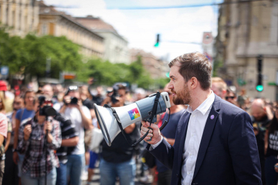 Hú, ezt elb*sztam - mondta a Momentum elnöke a Parlamentben, miután páratlanul nevetségessé tette magát - videó