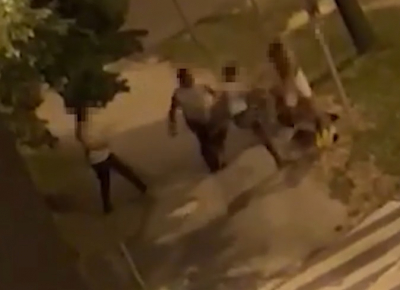 Megrázó felvételen, ahogy a tömegverekedés végén hasba szúrnak egy férfit - videó