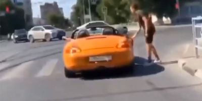 A zebra közepén állt meg a porschés, ahogy a gyalogos megbüntette, az egyszerűen zseniális - videó