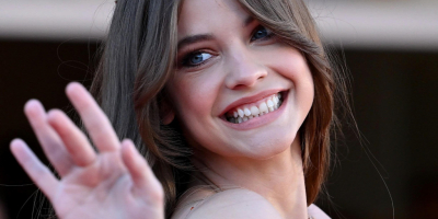 Semmit nem vett a bő blézere alá Palvin Barbi - képek