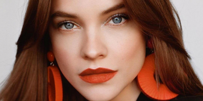 Alig takarja extrémen szexi fűzője Palvin Barbara mellét - fotó
