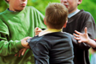 Majdnem halálra kínoztak egy kisfiút az osztálytársai egy borsodi iskolában