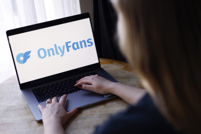 Órák alatt 1,24 milliót keresett az Onlyfans-modell