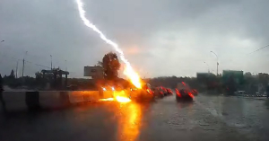 Kétszer csapott bele a villám az előttük haladó autóba, a fedélzeti kamera felvette – VIDEÓ