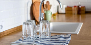 Opálossá vált az üvegpohár? Így varázsolhatjuk újra csillogóvá