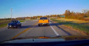 Rég utált annyira valakit az internet népe, mint ezt a bunkó autóst! – VIDEÓ