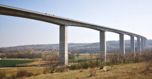 Dráma a kőröshegyi völgyhídon - szörnyethalt egy 22 éves fiú