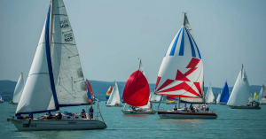 Félszigetkerülő versennyel folytatódik a vitorlásszezon