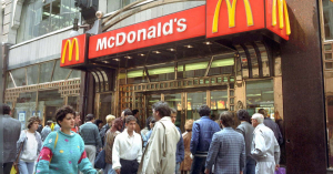 Jó hírt kapnak a sajtburger kedvelői