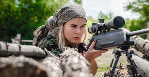 Így pucsít egy katonanő! A dekoltázsával is robbantani tudna