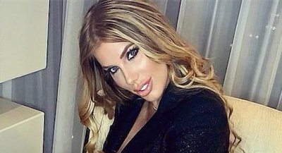 Labancz Lilla széttett lábakkal szexizik - Fotó