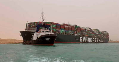 Kiszabadult a Szuezi-csatornát elzáró teherhajó