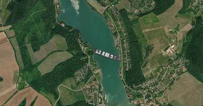 Így néz ki a szuezi teherhajó Orfűn, Tüskésréten és még máshol