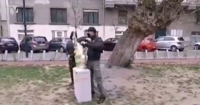 Összetörték és ledöntötték a BLM-mozgalmat hirdető szobrot