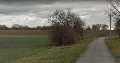 Baj lesz – Egy férfi megállítja és üti az autókat a Rába-töltésen Mérges határában