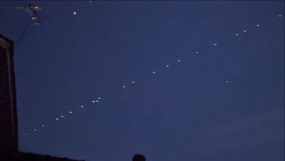 Rejtélyes fényvonat haladt át Ausztrália egén, sokan ufókra gyanakodnak