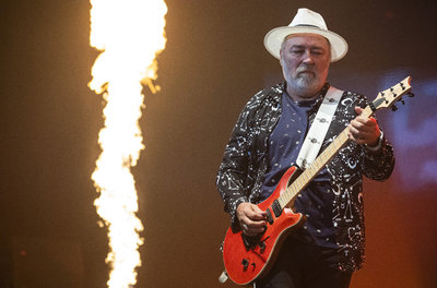 Egy rejtélyes kór miatt már járni is csak nehezen tud az Omega gitárosa