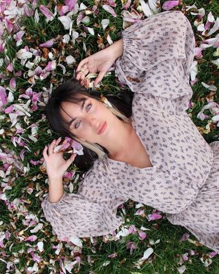 Előtte-utána fotókon mutatja be a modell, hogy nem mindig az a valóság, amit a közösségi oldalakon látunk