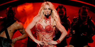 Csaknem p*nciig kivágott feszülős latex ruhában vadult Britney Spears - Fotó