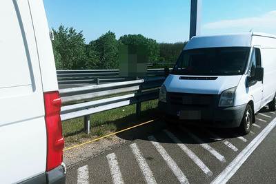Megállítottak két furgont az M5-ösön, olyan trükköt szúrtak ki a rendőrök, amitől ők is elképedtek