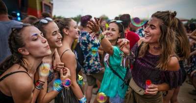 Az oltás a fesztiválok kulcsa – megszólalnak a zenészek és a szervezők! RIPORTFILM