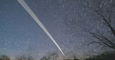 Így haladt el Elon Musk műholdflottája egy ausztriai kisváros felett – szenzációs fotók