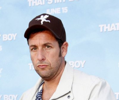 Adam Sandlert visszatért az étterembe, ahol nem ismerték fel, majd elhajtották