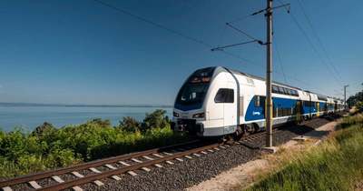 Emeletes motorvonat jelent meg a Balatonnál