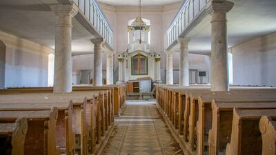 Rengeteg por és törmelék: Nyom nélkül tűntek el a hívők a magyar falu templomából - galéria