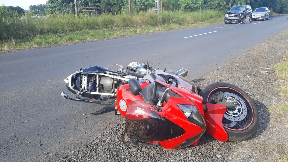 Drámai felvételen, amint hátulról letarolnak egy motorost